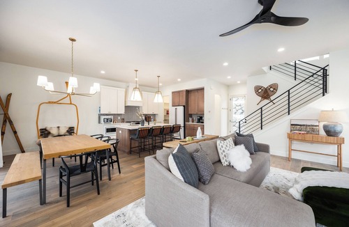 Deer Mountain House | Mountain Luxury, Private Hot Tub & Grill, Close to Slopes, Minutes to Historic Main Street!