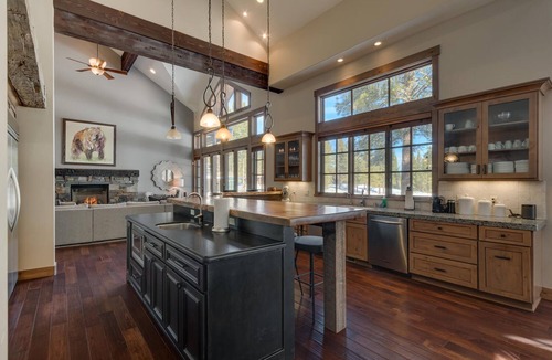 Truckee House | Mountain Majesty at Grays Crossing By Tahoe Getaways - 4BR 4BA w/Private Hot Tub
