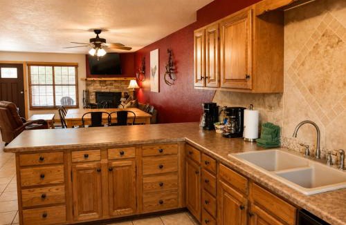 Red River House | Mountain Memories, Walk To Ski Area, Town, Fishing