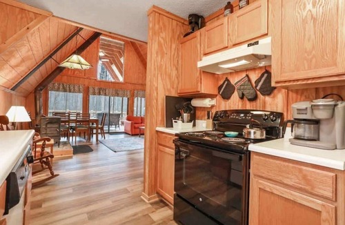 Berkeley Springs House | Mountain Mist -Private Hot Tub | Pet Friendly | Family Friendly