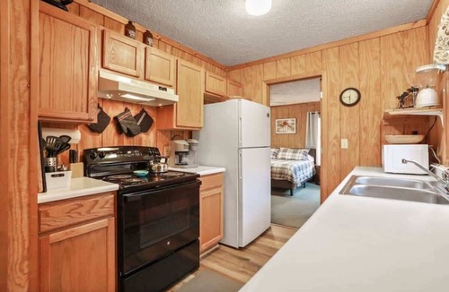 Berkeley Springs House | Mountain Mist -Private Hot Tub | Pet Friendly | Family Friendly