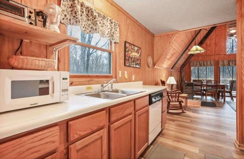Berkeley Springs House | Mountain Mist -Private Hot Tub | Pet Friendly | Family Friendly