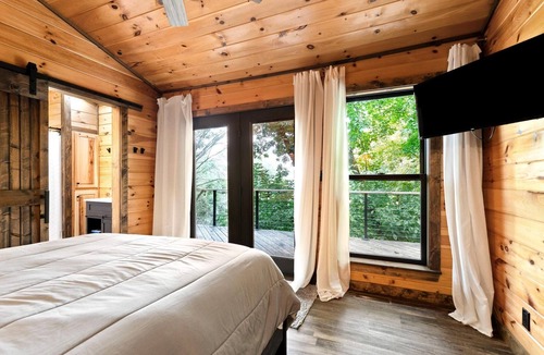 Smithville Cabin | Mountain Modern Cabin Retreat - New Hot Tub - 1 Min Lake Access