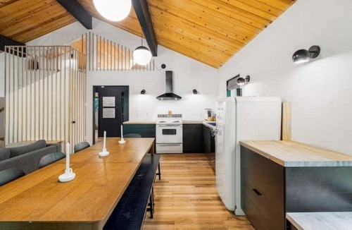 Rhododendron Cabin | Mountain Modern-Hot Tub/Dog Friendly/Walk to River