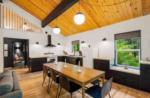 Rhododendron Cabin | Mountain Modern-Hot Tub/Dog Friendly/Walk to River