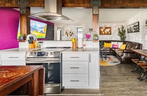 Murray House | Mountain Muse Utah Retreat . Explore . Hike . Ski . 3BDR . 2BATH . StunningViews