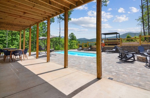 Ellijay Cabin | Mountain Oasis ~ PRIVATE outdoor pool, pickleball/basketball court, fire pit, hot tub, views!