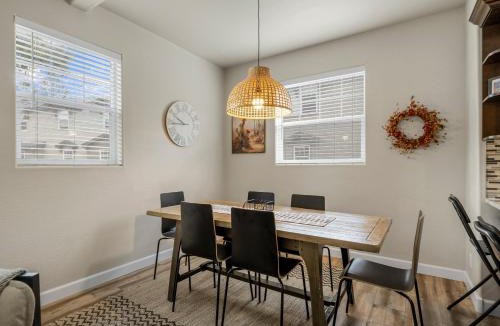 Flagstaff Villa | Mountain Peaks Getaway 4BR4BA Pet-Friendly Central AC Near Downtown Trails