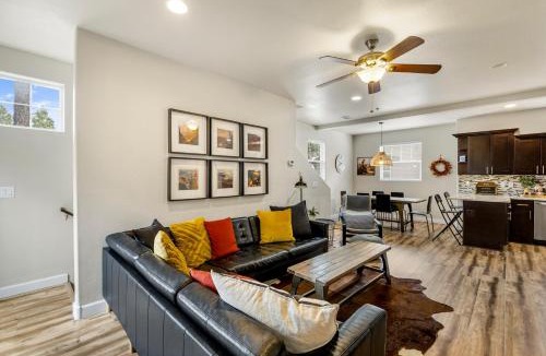 Flagstaff Villa | Mountain Peaks Getaway 4BR4BA Pet-Friendly Central AC Near Downtown Trails