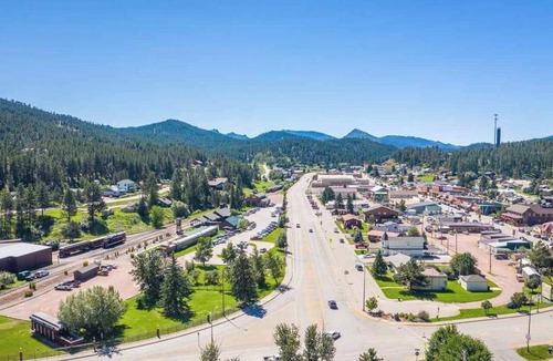 Hill City Cabin | Mountain Peaks Inn, ELKHORN MOUNTAIN SUITE, Downtown Hill City