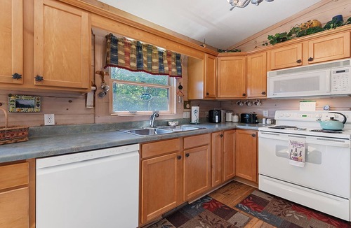 Maggie Valley House | Mountain Peeks Cabin | Views & Game table