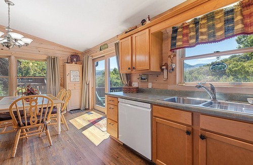 Maggie Valley House | Mountain Peeks Cabin | Views & Game table