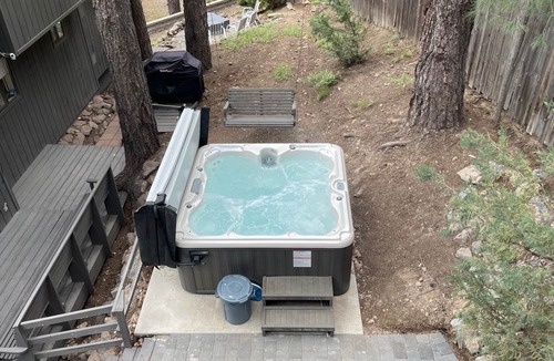 Kachina Village House | Mountain Pine Main House on Quiet Cul-de-sac-3 Decks-Views of Forest + Hot Tub!