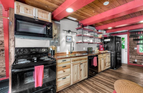 Skykomish Cabin | Mountain Play Chalet w/hot tub & grill- epic hikes, waterfalls, & more, pets too!