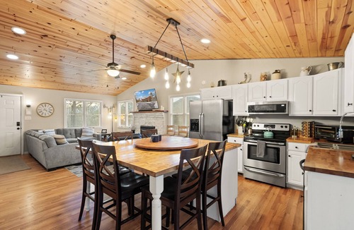 Basye Cabin | Mountain Resort Cabin with Hot Tub "Lazy Basye"