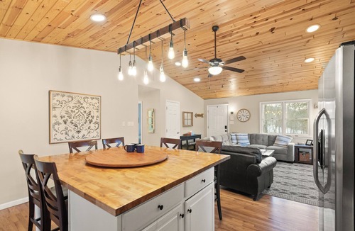 Basye Cabin | Mountain Resort Cabin with Hot Tub "Lazy Basye"
