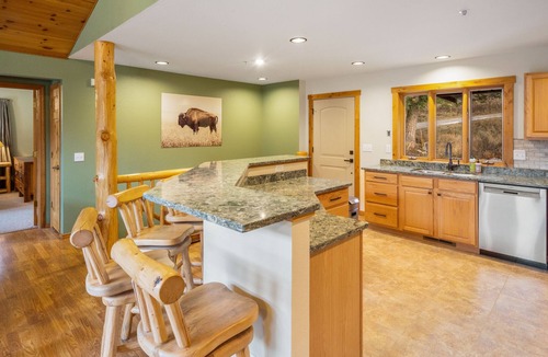 Gallatin Gateway House | Mountain Retreat Overlooking The Gallatin River