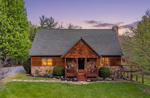 Berkeley Springs Ski Chalet | Mountain Retreat w Hot Tub Grill Deck & More