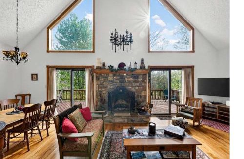 Berkeley Springs Ski Chalet | Mountain Retreat w Hot Tub Grill Deck & More