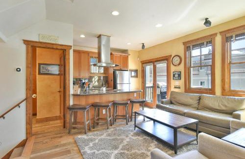 Historic District Apartment | Mountain Ridge Chalet: Downtown, Hot Tub, Views