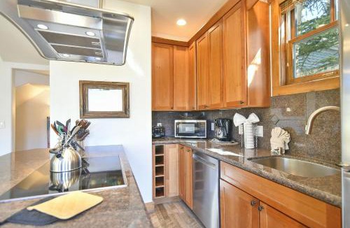 Historic District Apartment | Mountain Ridge Chalet: Downtown, Hot Tub, Views