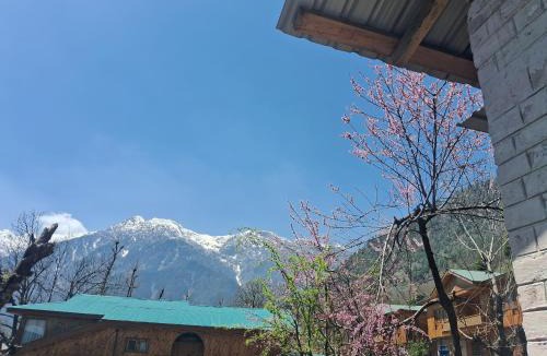 Laripora House | Mountain side homestay