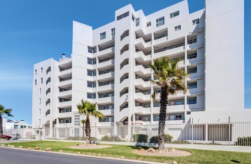 Bloubergstrand Apartment | Mountain Tide Beachfront Apartment Table Mountain & Ocean Views with Pool & BBQ