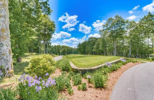 Cashiers House | ‘Mountain Time’ Cashiers Condo w/Deck & Views!