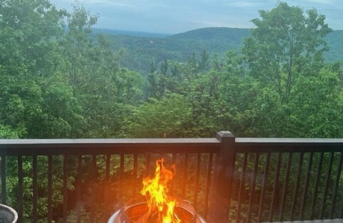 Waleska Cabin | Mountain top overlooking lake, Hot Tub, Pickleball, Yukon Fire Pit, 5 STAR, PETS