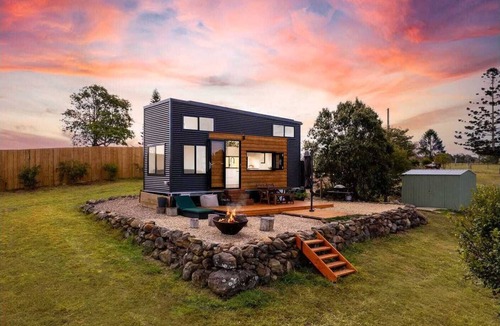 Shire of Tiaro Cottage | Mountain top tiny home - Hideaway in the country.