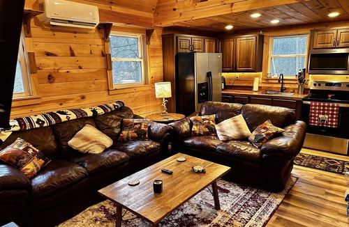 Jonesborough Cabin | Mountain Tranquility, 1 Bedroom cabin secluded in the mountains of E Tennessee