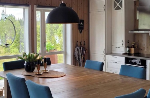 Verdal Cabin | Mountain tranquility with jacuzzi, fire pit & winter magic – Northern Lights