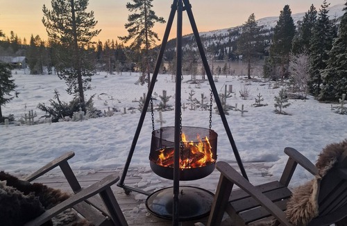 Verdal Cabin | Mountain tranquility with jacuzzi, fire pit & winter magic – Northern Lights