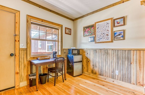 White Salmon Cabin | Mountain & valley-view dog-friendly cabin with courtyard, partial AC, and WiFi