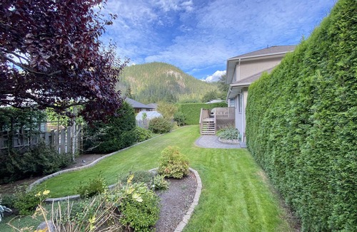 Brackendale House | Mountain View 4 BDR Home in Squamish