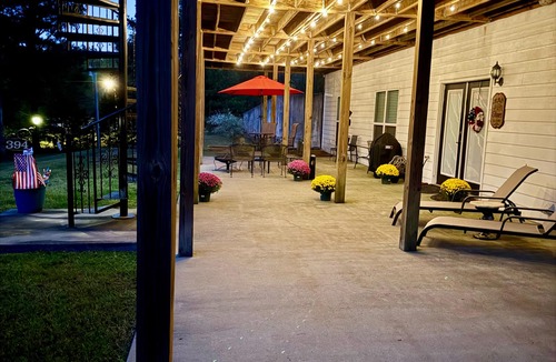 Silver Creek House | Mountain View 5 Queen Bedrooms WiFi FirePit BBQ