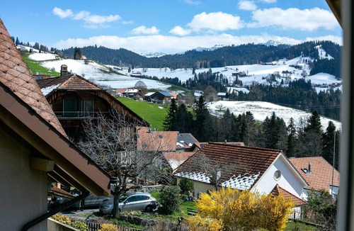 Goldiwil Apartment | Mountain View Apartment above Thun| Balcony&Garage
