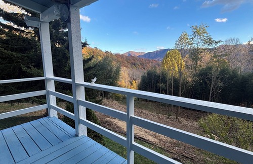 Maggie Valley Cabin | Mountain View Cabin - Hot Tub - Sleeps 7 - Fast Wi-Fi - Smoky Mountains
