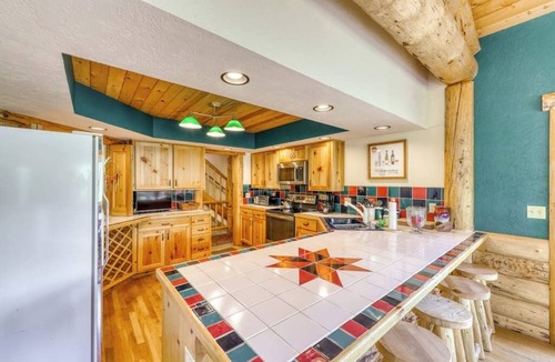 Baldy Mountain Cabin | Mountain view cabin with hot tub, pool table, gas fireplace - near town