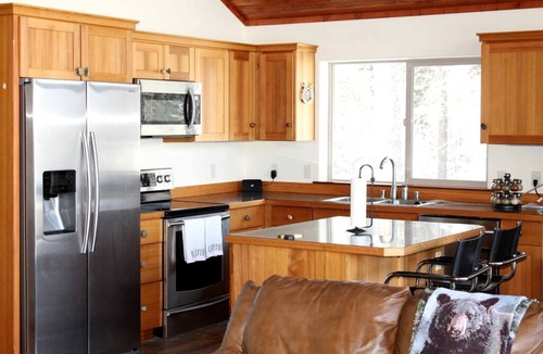 West Glacier Cabin | Mountain View Cabin with Deck, Jacuzzi and Ping Pong Table in Montana