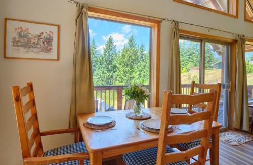 Packwood House | Mountain View Cabin, Hot Tub at White Pass Resort, Mt Rainier