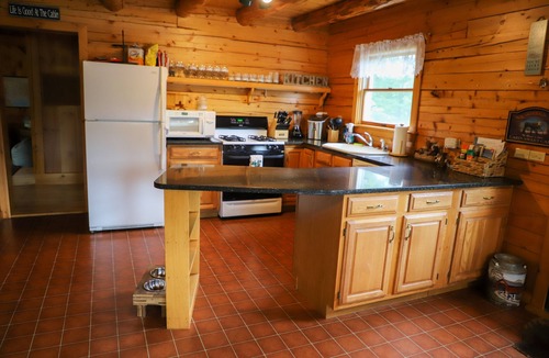 Jefferson Cabin | Mountain View Cabin with Hot Tub near Santas Village