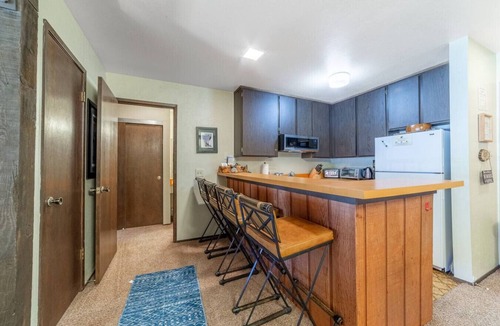 Mammoth Lakes Villa | Mountain View Canyon Lodge Vintage Ski Condo 2/2