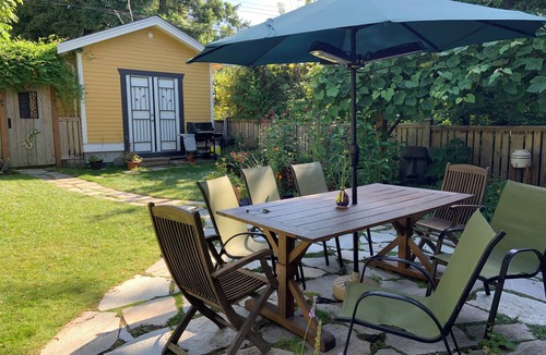 Hastings House | Mountain view; central in lovely area, 1 bedroom + sofa bed (in living area)