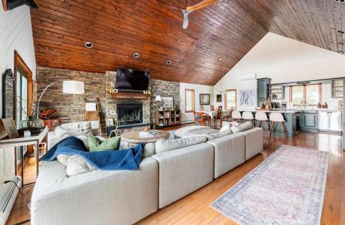 Prattsville Ski Chalet | Mountain View Chalet Ski, Hot Tub, Firepit, Games