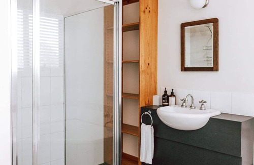 Falmouth House | Mountain View Coastal Retreat