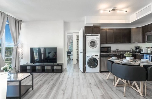 Brentwood Condo | mountain view Condo by UofC/LRT/free parking/gym/easy access to Banff