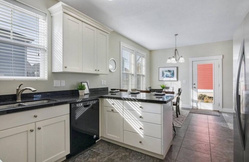 Daybreak House | Mountain View Daybreak Home | Pets Welcome