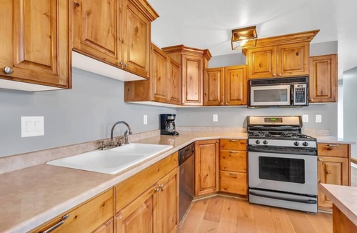 Mountain Green House | Mountain View Estate | 6 Bedrooms | Perfect for Groups