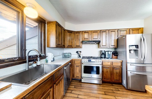 Summit Cove House | Mountain view home with deck, wood-burning fireplace, & WiFi - great location
